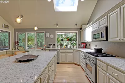 1933 SW Broadleaf Dr, Portland, OR 97219 - Photo 10