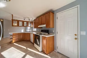 887 Jackson Ave, Bandon, OR 97411 - Photo 12