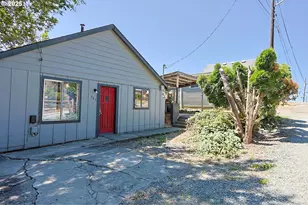 885 E 10th St, Coquille, OR 97423 - Photo 4