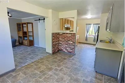 885 E 10th St, Coquille, OR 97423 - Photo 12