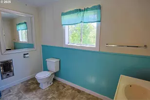 885 E 10th St, Coquille, OR 97423 - Photo 24