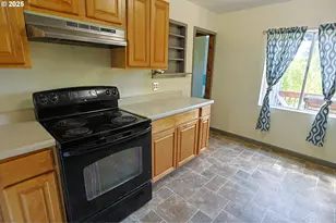 885 E 10th St, Coquille, OR 97423 - Photo 16