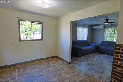 885 E 10th St, Coquille, OR 97423 - Photo 10