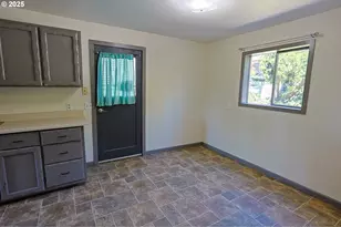 885 E 10th St, Coquille, OR 97423 - Photo 20