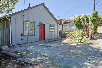 885 E 10th St, Coquille, OR 97423 - Photo 2