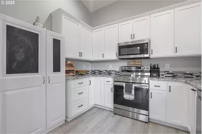 177 SW Mt Mazama St, McMinnville, OR 97128 - Photo 16