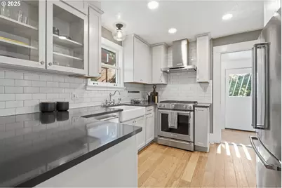 954 NE Emerson St, Portland, OR 97211 - Photo 16