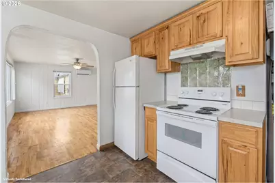 1992 J St, Springfield, OR 97477 - Photo 10