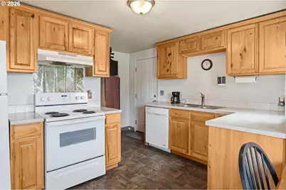 1992 J St, Springfield, OR 97477 - Photo 8