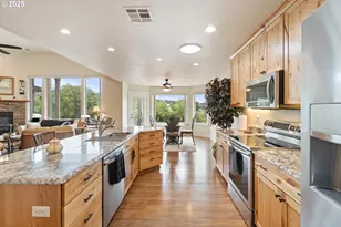 910 Swallow Ave, Sutherlin, OR 97479 - Photo 8