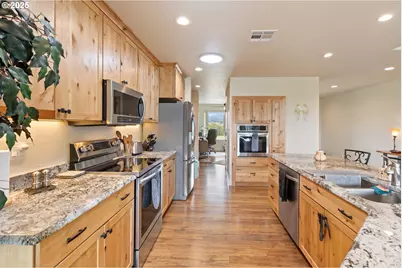 910 Swallow Ave, Sutherlin, OR 97479 - Photo 14