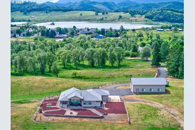 910 Swallow Ave, Sutherlin, OR 97479 - Photo 2