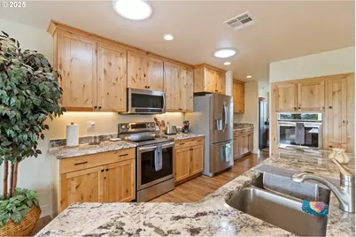 910 Swallow Ave, Sutherlin, OR 97479 - Photo 14