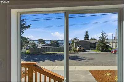 559 S Wall St, Coos Bay, OR 97420 - Photo 8