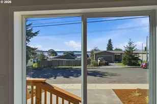 559 S Wall St, Coos Bay, OR 97420 - Photo 8