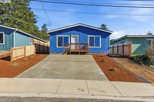 559 S Wall St, Coos Bay, OR 97420 - Photo 4