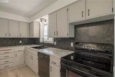 615 5th Ave, Sweet Home, OR 97386 - Photo 6