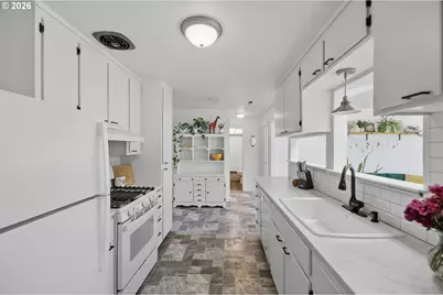 2061 Juniper Ave, Coos Bay, OR 97420 - Photo 8