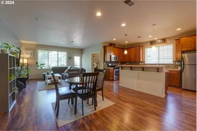 7915 NE Rockne Way, Hillsboro, OR 97006 - Photo 4