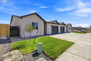 1054 NE 10th Pl, Hermiston, OR 97838 - Photo 2