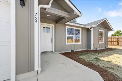 754 SE Hall St, Winston, OR 97496 - Photo 6