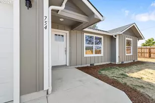 754 SE Hall St, Winston, OR 97496 - Photo 6