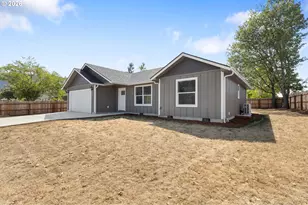 754 SE Hall St, Winston, OR 97496 - Photo 4