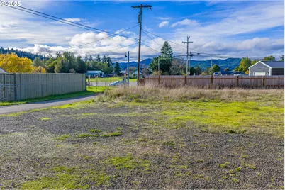 2047 Roseburg Rd, Myrtle Point, OR 97458 - Photo 10