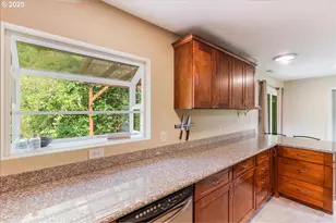 2915 NE Fremont Dr, Portland, OR 97220 - Photo 6