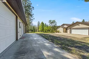 757 Echo Dr, Roseburg, OR 97470 - Photo 38