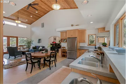 31212 Camas Ln, Eugene, OR 97405 - Photo 14