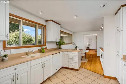 10919 SE Mill Ct, Portland, OR 97216 - Photo 12