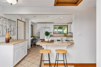 10919 SE Mill Ct, Portland, OR 97216 - Photo 16