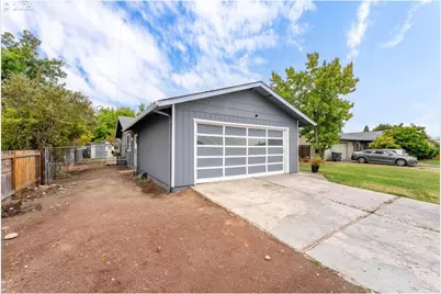 2098 Delta Waters Rd, Medford, OR 97504 - Photo 4