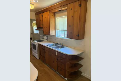 1726 W 9th Pl, Eugene, OR 97402 - Photo 4
