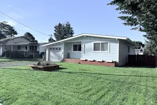370 N Wall St, Coos Bay, OR 97420 - Photo 2