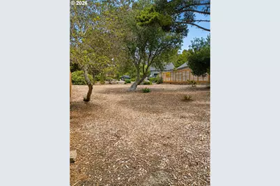 Royal St George, Florence, OR 97439 - Photo 2