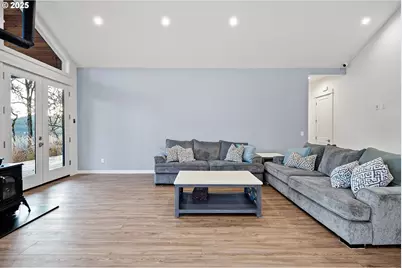 683 Oak St, Springfield, OR 97477 - Photo 8