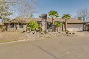 912 NW Oakwood Cir, McMinnville, OR 97128 - Photo 2