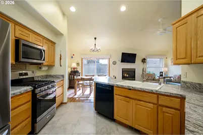 323 NE Fircrest Pl, McMinnville, OR 97128 - Photo 12