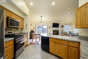 323 NE Fircrest Pl, McMinnville, OR 97128 - Photo 12