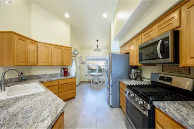 323 NE Fircrest Pl, McMinnville, OR 97128 - Photo 14