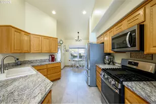 323 NE Fircrest Pl, McMinnville, OR 97128 - Photo 14