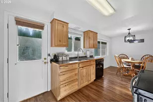 2412 SW Wickiup Ave, Redmond, OR 97756 - Photo 8