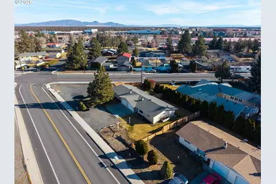 2412 SW Wickiup Ave, Redmond, OR 97756 - Photo 38