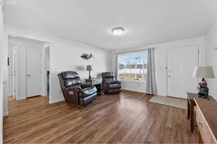 2412 SW Wickiup Ave, Redmond, OR 97756 - Photo 4