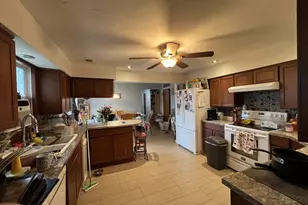 933 SE 174th Ave, Portland, OR 97233 - Photo 2