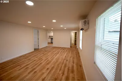 1123 SE 162nd Ave, Portland, OR 97233 - Photo 4