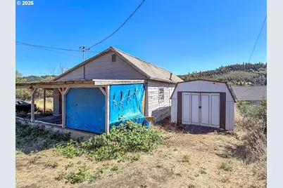 2126 NE Commercial Ave, Roseburg, OR 97470 - Photo 2