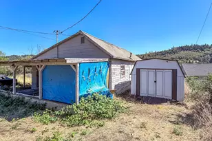 2126 NE Commercial Ave, Roseburg, OR 97470 - Photo 2
